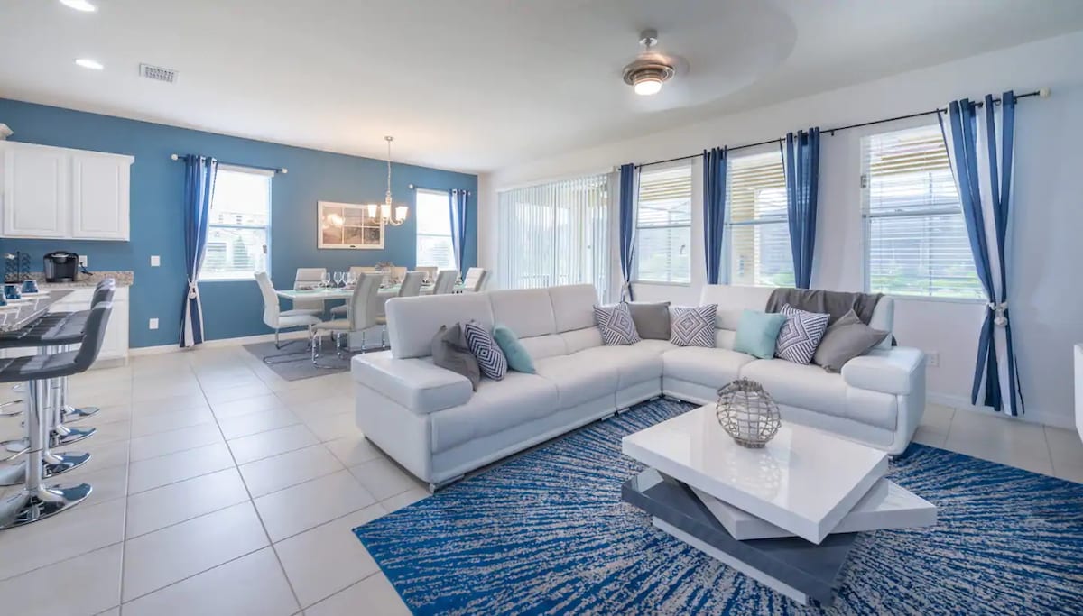 Spacious living room